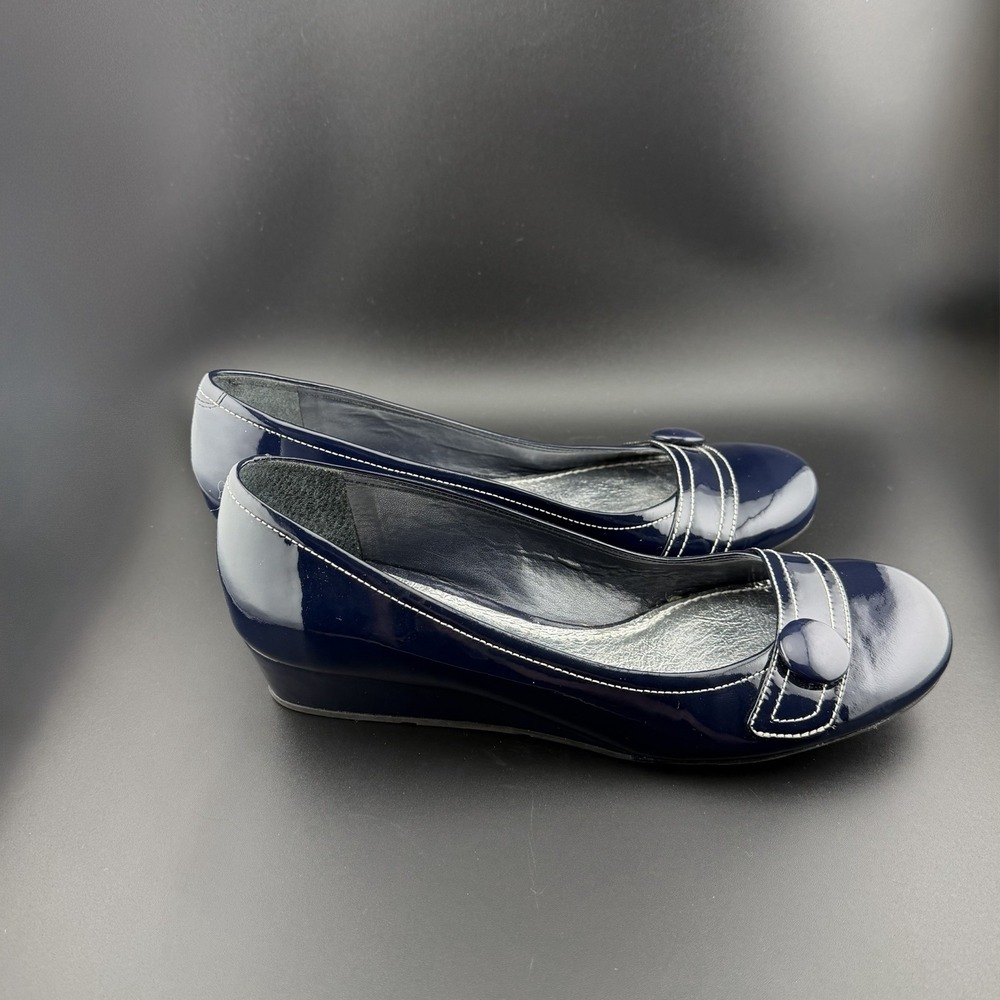 Gianni Bini Women's Navy Blue 8M Patent Leather Wedge Heels Button Detail New - Picture 2 of 7